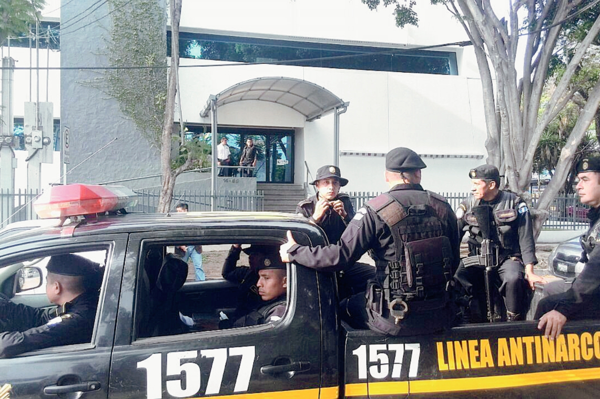 Agentes de la Policía Nacional Civil permanecen a las afueras del hospital Maranatha, en zona 12. (Foto Prensa Libre: Erick Ávila)
