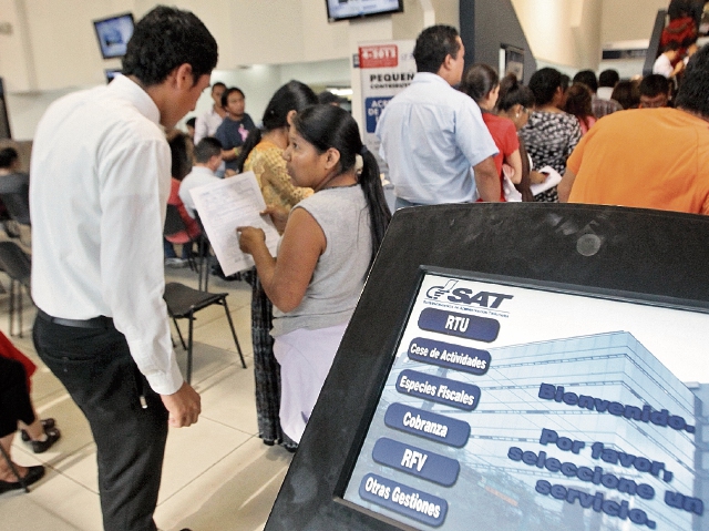 Unos 171 mil contribuyentes se pusieron al día con la SAT en los primeros 30 días de exoneración del 100% de multas. (Foto Prensa Libre: Álvaro Interiano)