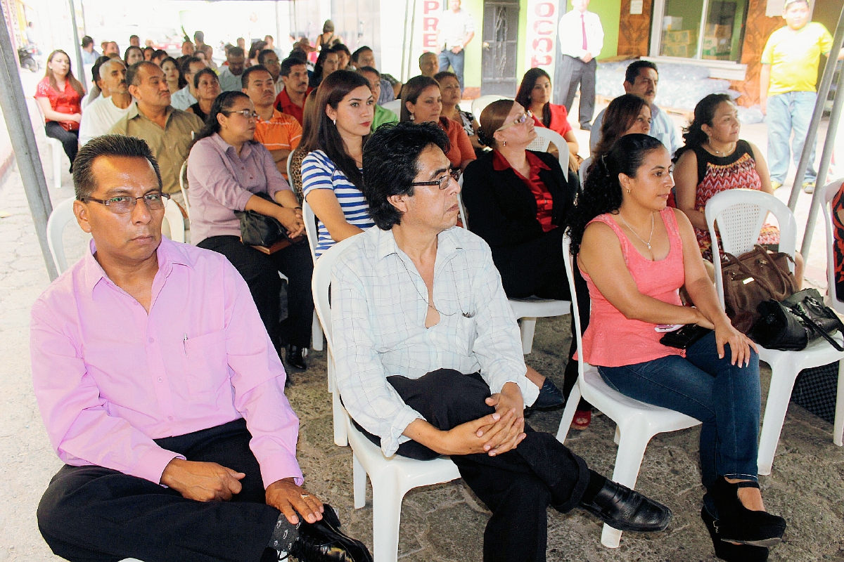 Un grupo de profesionales asiste a la inauguración de la sede del Colegio de Abogados y Notarios en Jutiapa. (Prensa Libre: Óscar González)