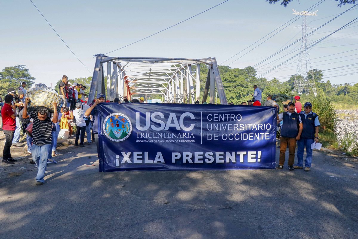 Universitarios de Quetzaltenango y Suchitepéquez bloquean el paso por el puente Castillo Armas, en Retalhuleu. (Foto Prensa Libre: Rolando Miranda)