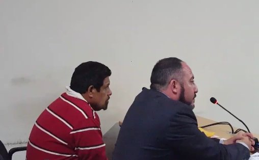 Roderico Trinidad Cano Villatoro escucha la decisión del Juzgado de Turno de Primera Instancia. (Foto Prensa Libre: Julio Sicán Aquino).