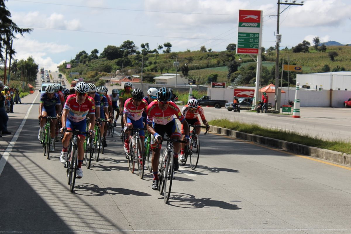 Manuel Rodas siempre estuvo dentro del pelotón de ciclistas. (Foto Prensa Libre: José Rosales)