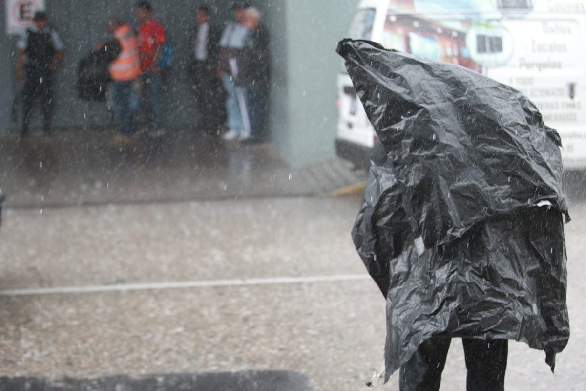 La lluvia podría mantenerse hasta el fin de semana señala Insivumeh. (Foto Prensa Libre: Estuardo Paredes)