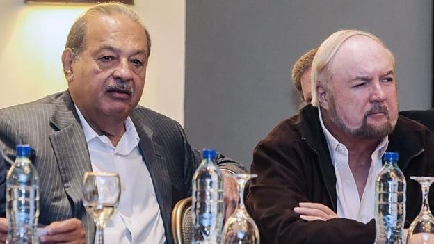 El mexicano Carlos Slim, uno de los hombres más ricos del mundo, junto al milmillonario nicaragüense Carlos Pellas. AFP