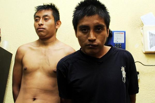 <span style="color: #000000; font-family: 'Helvetica Neue', 'Segoe UI', Helvetica, Arial, 'Lucida Grande', sans-serif; font-size: 13px; font-style: normal; font-variant: normal; font-weight: normal; letter-spacing: normal; line-height: normal; orphans: auto; text-align: justify; text-indent: 0px; text-transform: none; white-space: normal; widows: auto; word-spacing: 0px; display: inline !important; float: none; background-color: #ffffff;">Brandon Chajón (izq) y Luis Manuel Chay Chay, alias el Vulki, fueron capturados con marihuana en San Felipe Retalhuleu. (Foto Prensa Libre, Rolando Miranda)<span class="Apple-converted-space"> </span></span>