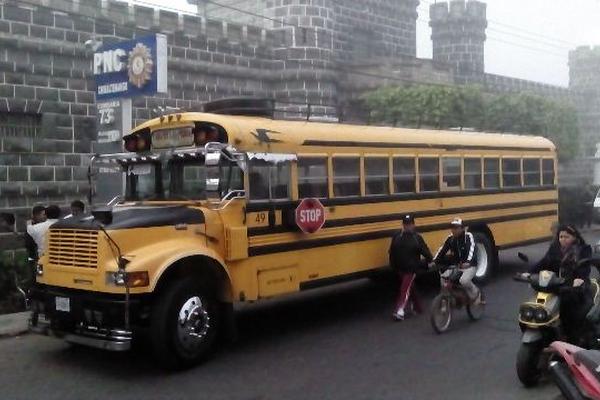 En el interior de este bus se originó el ataque. (Foto Prensa Libre: Víctor Chamalé)
