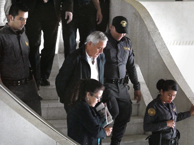 El expresidente Otto Pérez Molina desciende por las gradas del lobby de la Corte Suprema de Justicia, después de la jornada número 21 de la audiencia de primera declaración por el caso Cooptación del Estado.