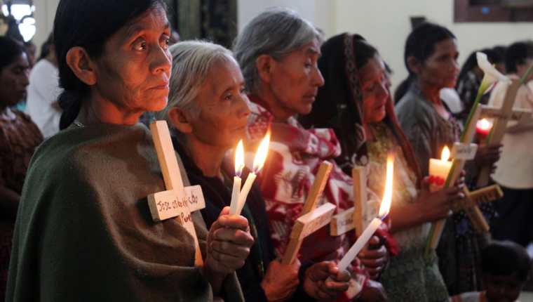 Mujeres indígenas buscan a sus familiares desaparecidos durante el conflicto armado interno. (Foto Prensa Libre: Hemeroteca PL)