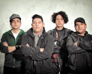Pablo Cristiani, segundo de izquierda a derecha, líder de la banda Miseria Cumbia Band. (Foto Prensa Libre: MiseriaCumbiaBand)