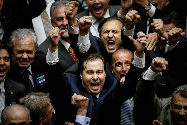 Rodrigo Maia, celebra luego de ser electo como nuevo presidente de la Cámara baja. (Foto Prensa Libre: EFE)