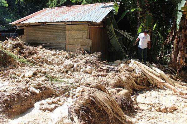 Una de las calles que quedó obstruida por el deslave en la aldea Jobompiche, San José, Petén.(Foto Prensa Libre: Rigoberto Escobar)
