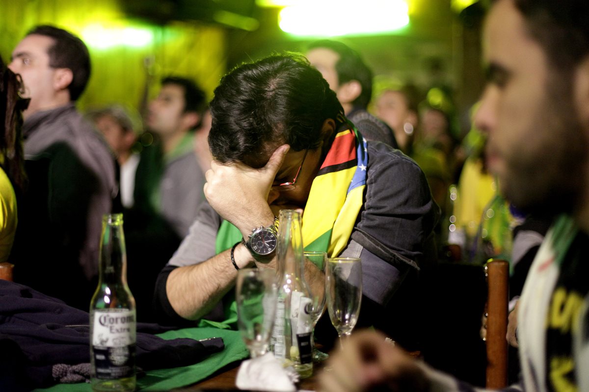 Un aficionado brasileño se lamenta tras la dolorosa eliminación de la Copa América. (Foto Prensa Libre: EFE)