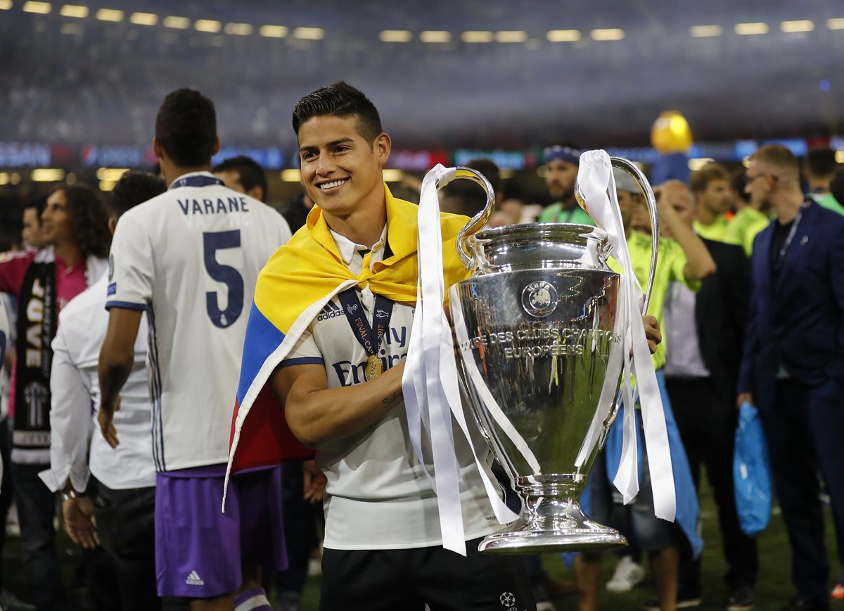 El colombiano James Rodríguez no desaprovechó su oportunidad para fotografiarse con la orejona. (Foto Prensa Libre: AP)