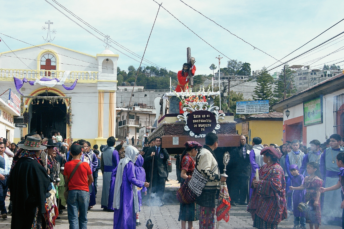 Devotos acompañan  la  procesión de Jesús Nazareno, en Sololá. (Foto Prensa Libre: Édgar Sáenz)