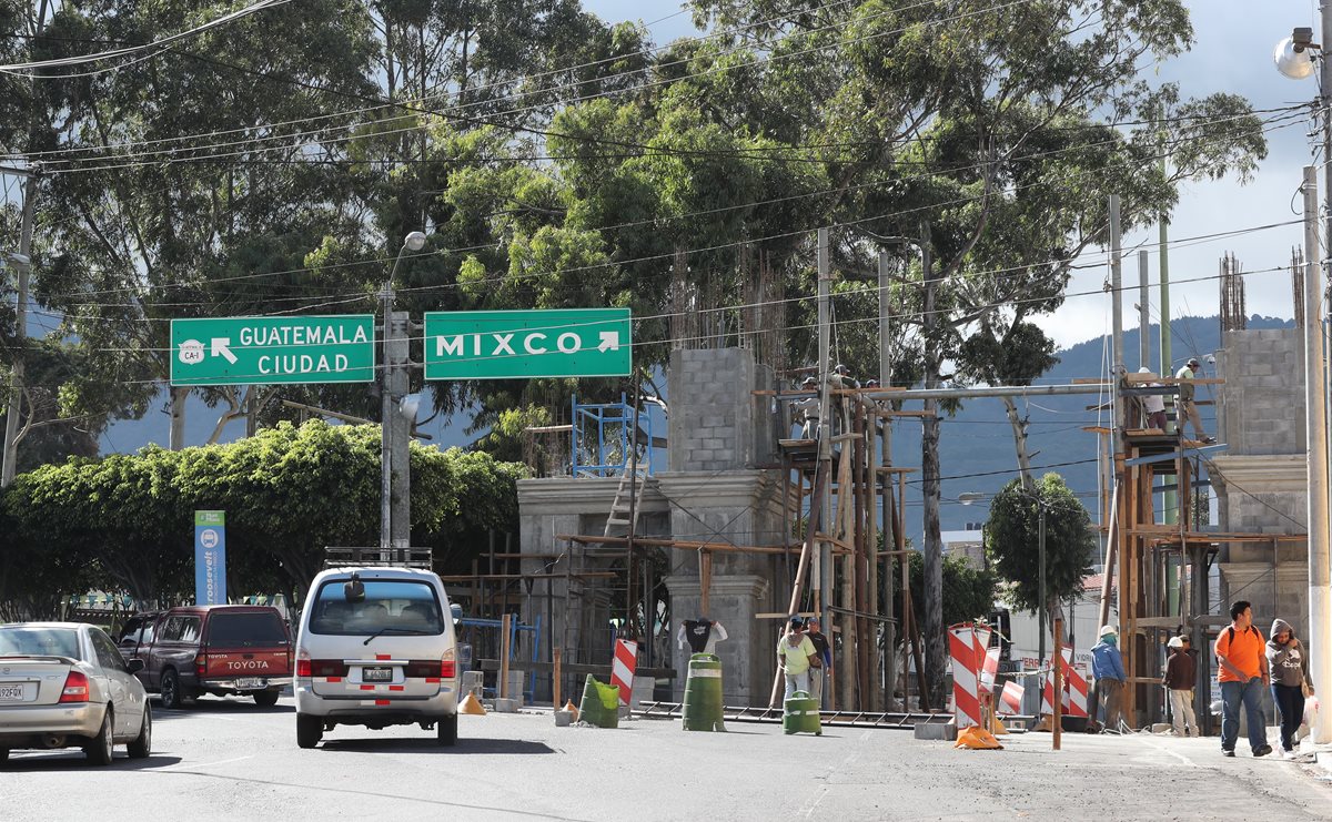 Arco estilo colonial podría complicar ingreso al centro de Mixco