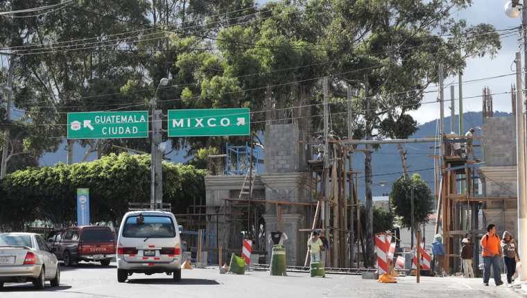 Arco que construye la Municipalidad de Mixco en la entrada principal a la zona 1. (Foto Prensa Libre: Óscar Felipe Quisque)