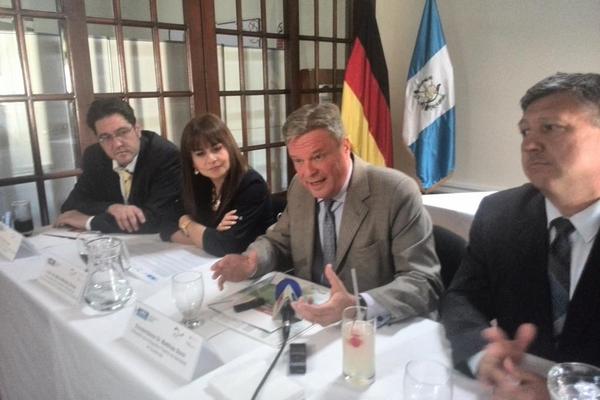 El embajador de Alemania en Guatemala, Matthias Sonn (al centro) habla de las seis iniciativas. (Foto Prensa Libre: GUILLERMO RAMÍREZ)