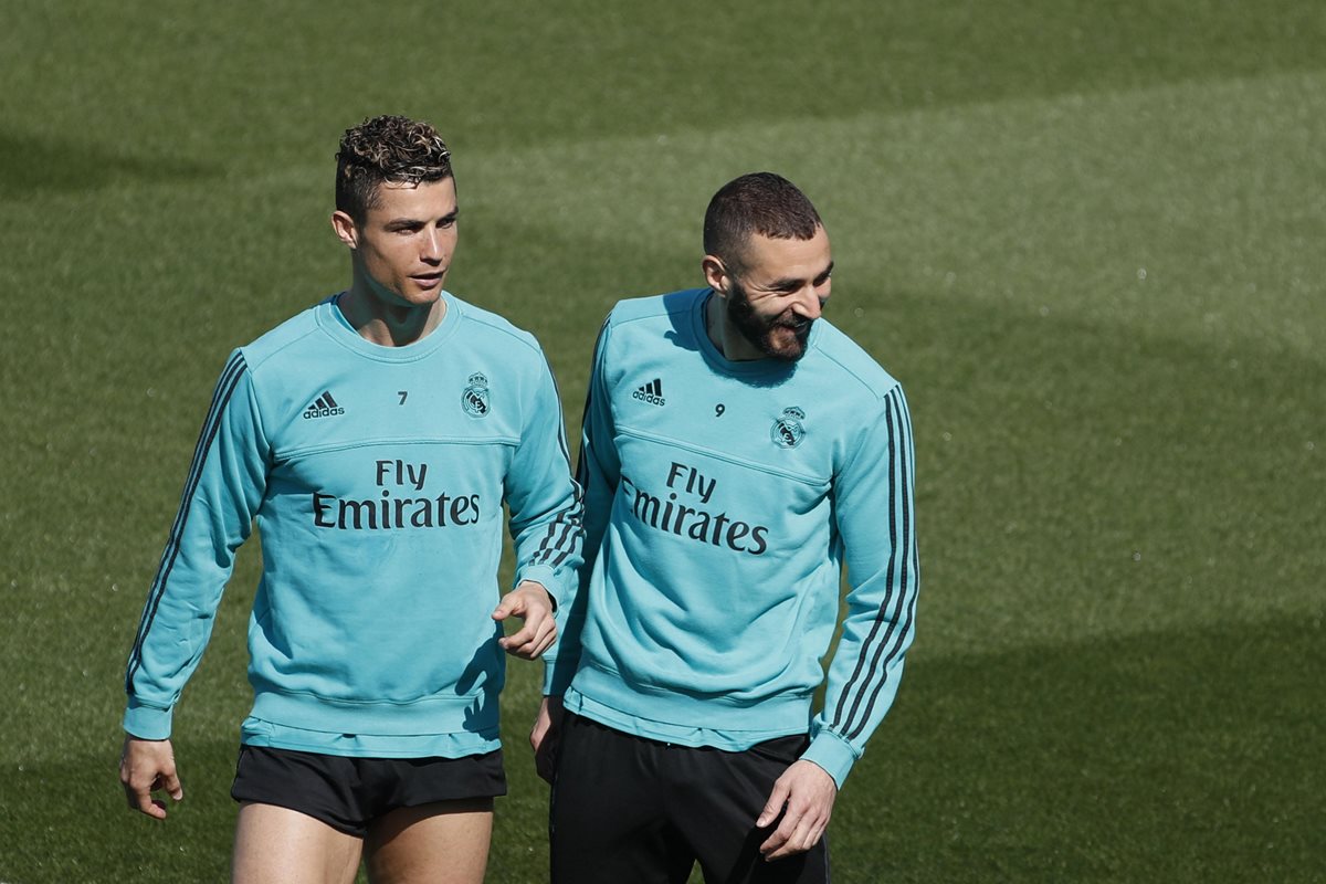 Cristiano Ronaldo y Karim Benzema, durante el entrenamiento del Real Madrid en la Ciudad Deportiva de Valdebebas. (Foto Prensa Libre. EFE)