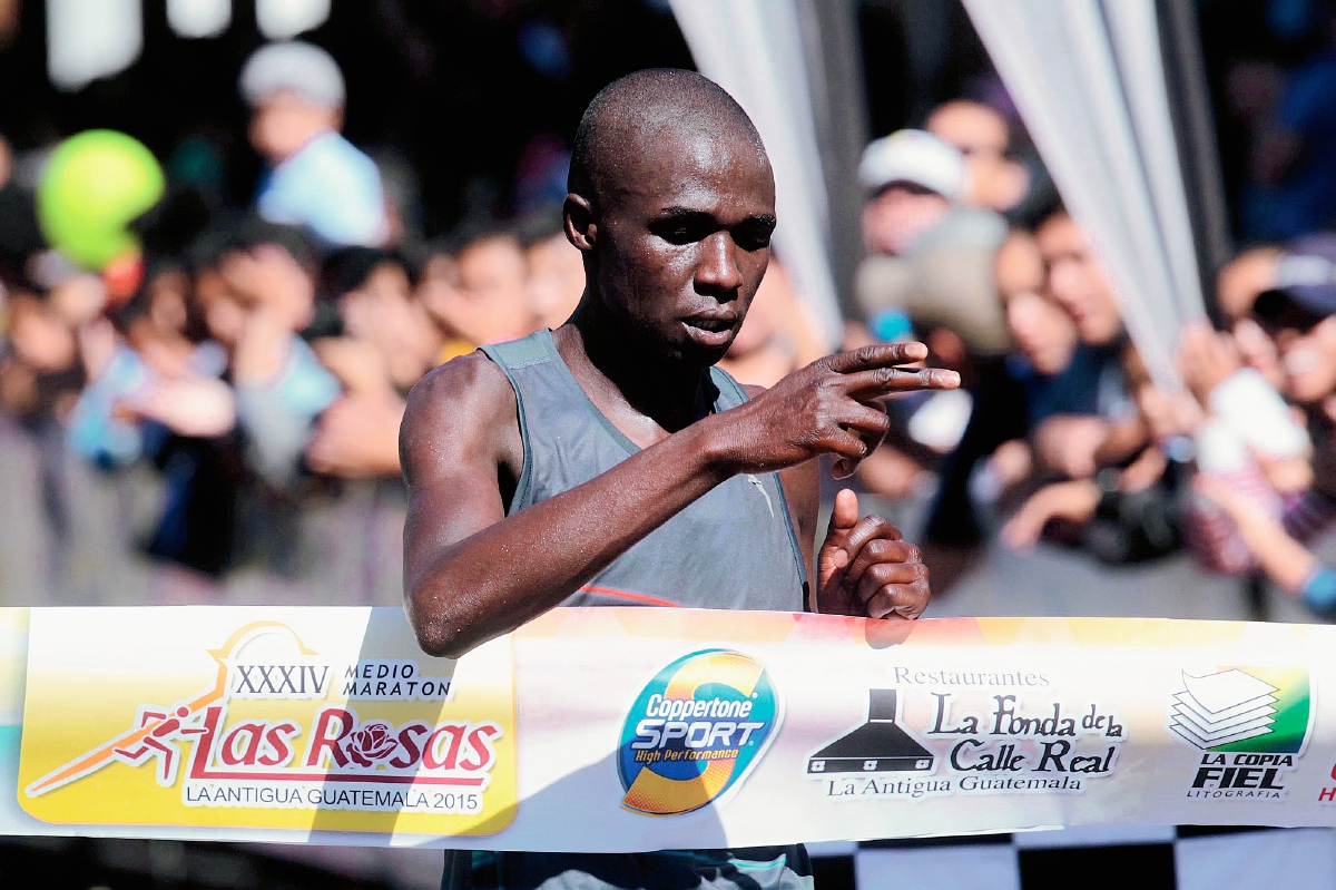 Emanuel Chamer ganó el Medio Maratón de las Rosas 2015. (Foto Prensa Libre: Norvin Mendoza).