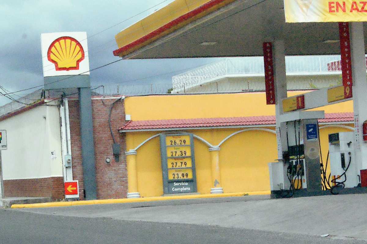 El Alza  en  los precios de combustibles en Chiquimula han causado descontento en automovilistas y transportistas. (Foto Prensa Libre: Edwin Paxtor)