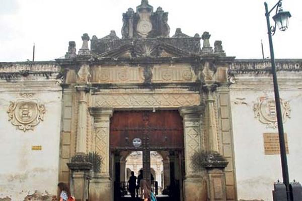 La primera sede de la Universidad de San Carlos se terminó en 1758. Tras los terremotos tuvo varios usos, y actualmente es el Museo de Arte Colonial.