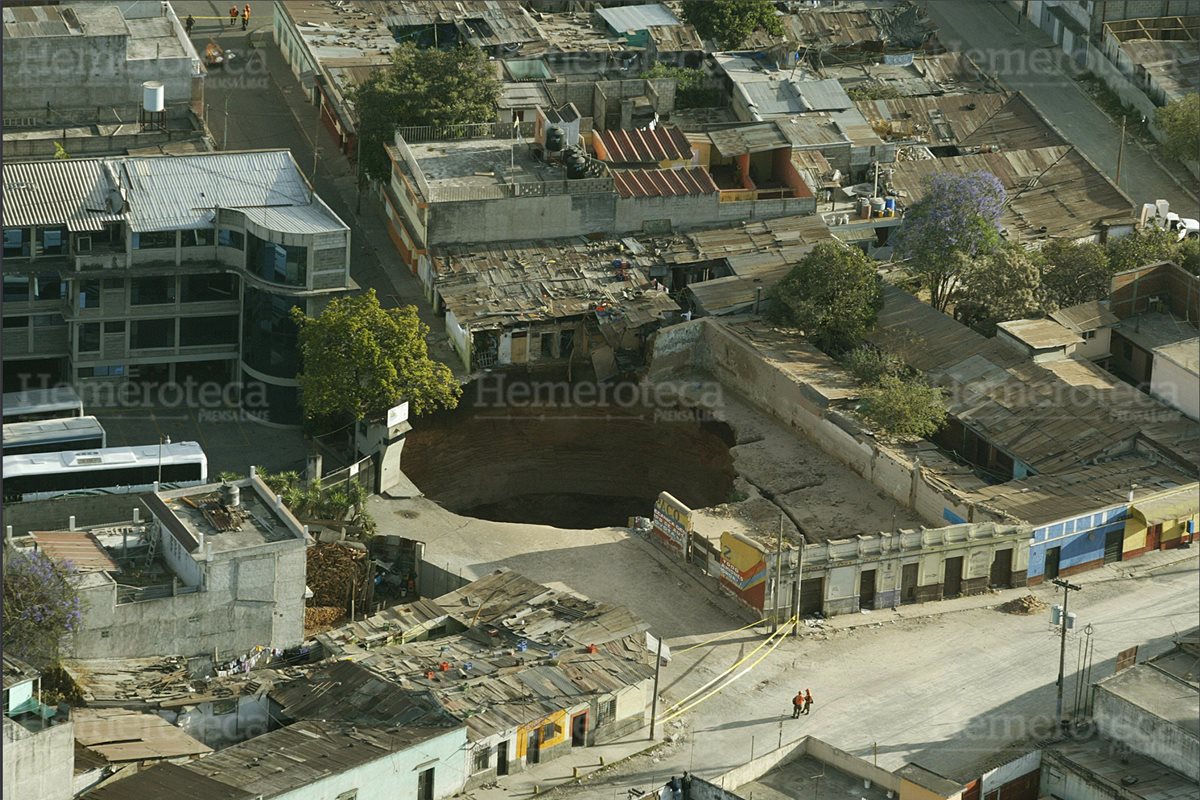 23/02/2007 Vista aérea del hundimiento en el Barrio San Antonio, zona 6. (Foto: Hemeroteca PL)