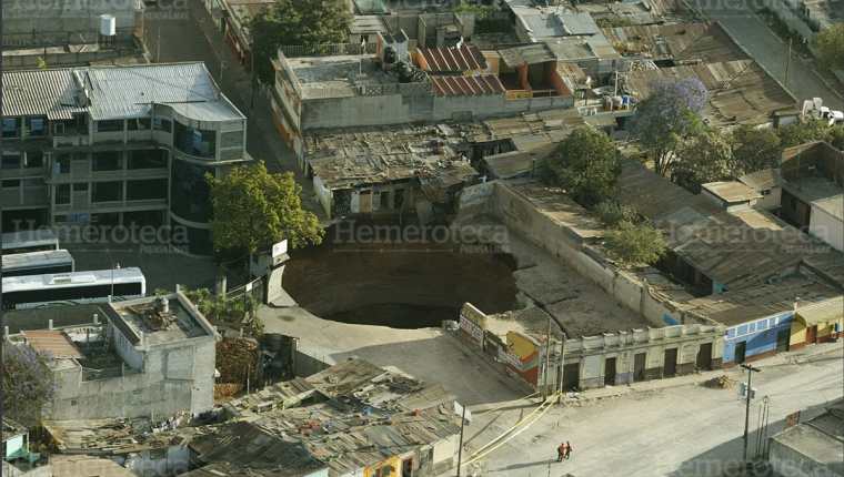 23/02/2007 Vista aérea del hundimiento en el Barrio San Antonio, zona 6. (Foto: Hemeroteca PL)