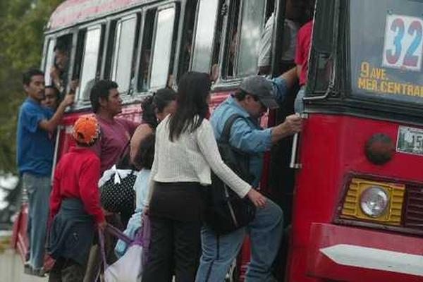 Los adultos mayores señalaron varios abusos de pilotos del transporte público. (Foto Prensa Libre: Archivo)