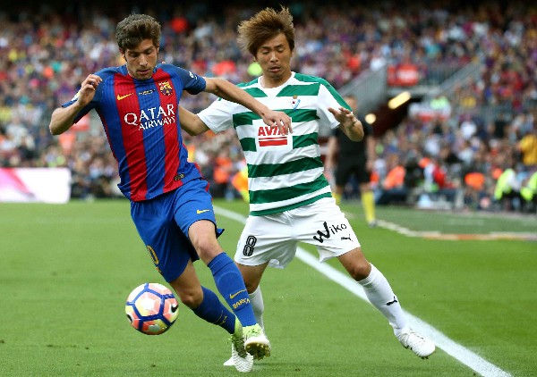 Sergi Roberto disputa un balón con Takashi Inui.