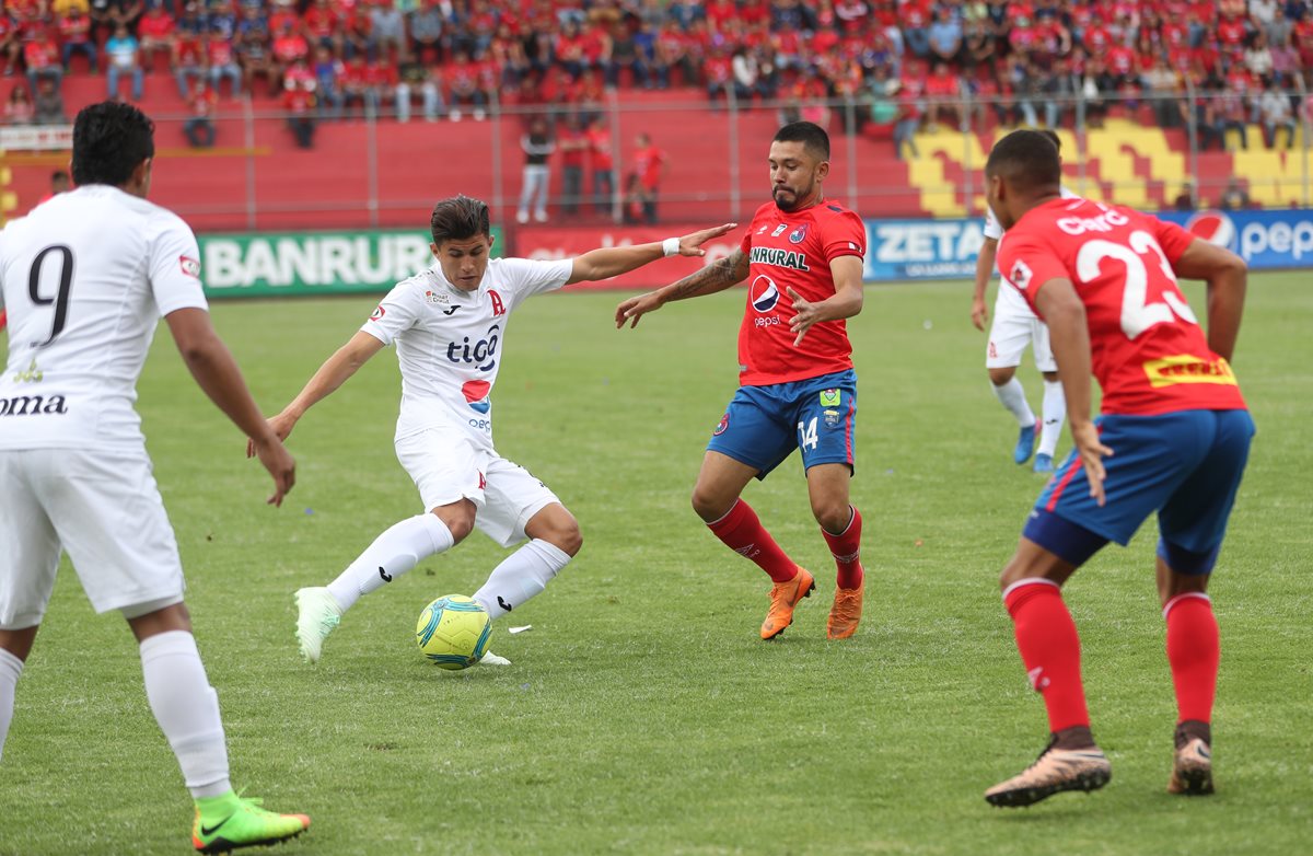 Municipal superó 2-0 al bicampeón de El Salvador. (Foto Prensa Libre: Francisco Sánchez)