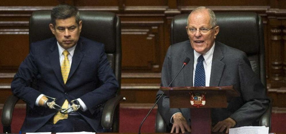 El presidente peruano Pedro Pablo Kuczynski, (derecha) habló durante la jornada. (Foto Prensa Libre: AFP)
