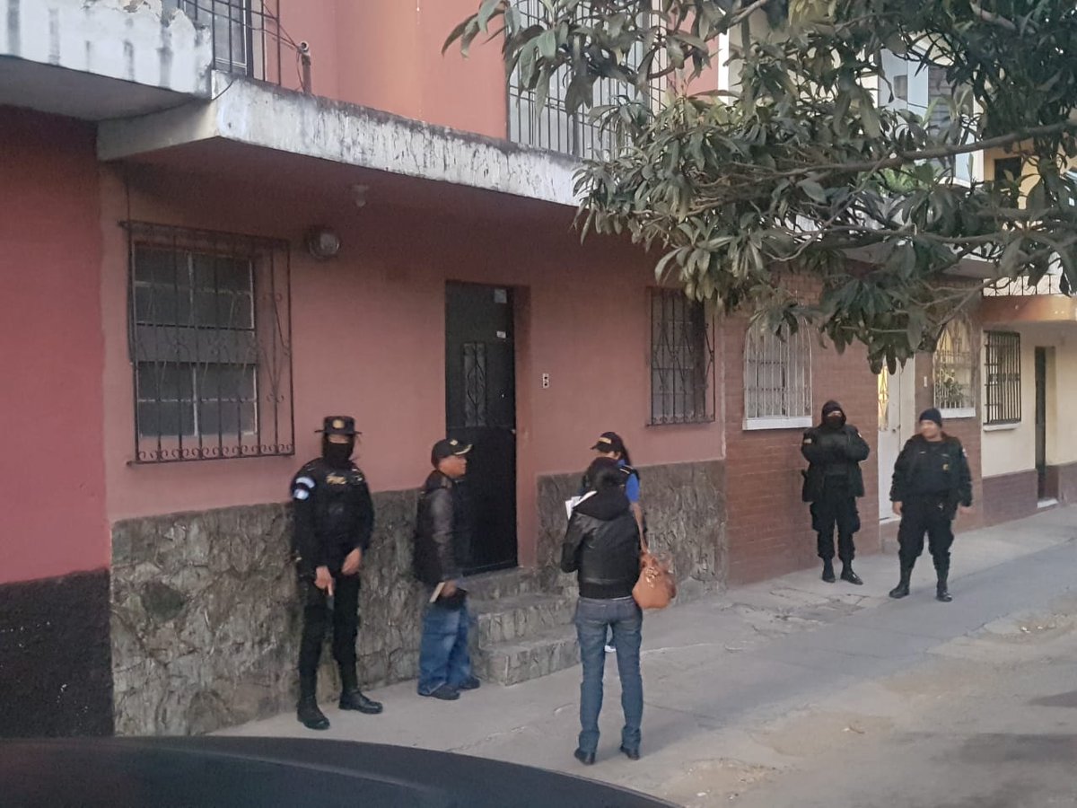 Agentes de la Deic-PNC en un operativo contra pandilleros e imitadores. (Foto Prensa Libre: PNC)