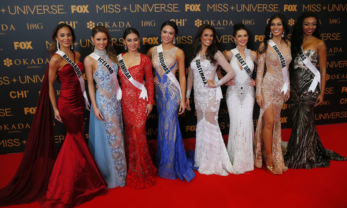 Miss Guatemala, Virginia Argueta, junto a otras de las 86 candidatas, durante la alfombra roja, en la víspera de la coronación, en Filipinas. (Foto Prensa Libre, AP)
