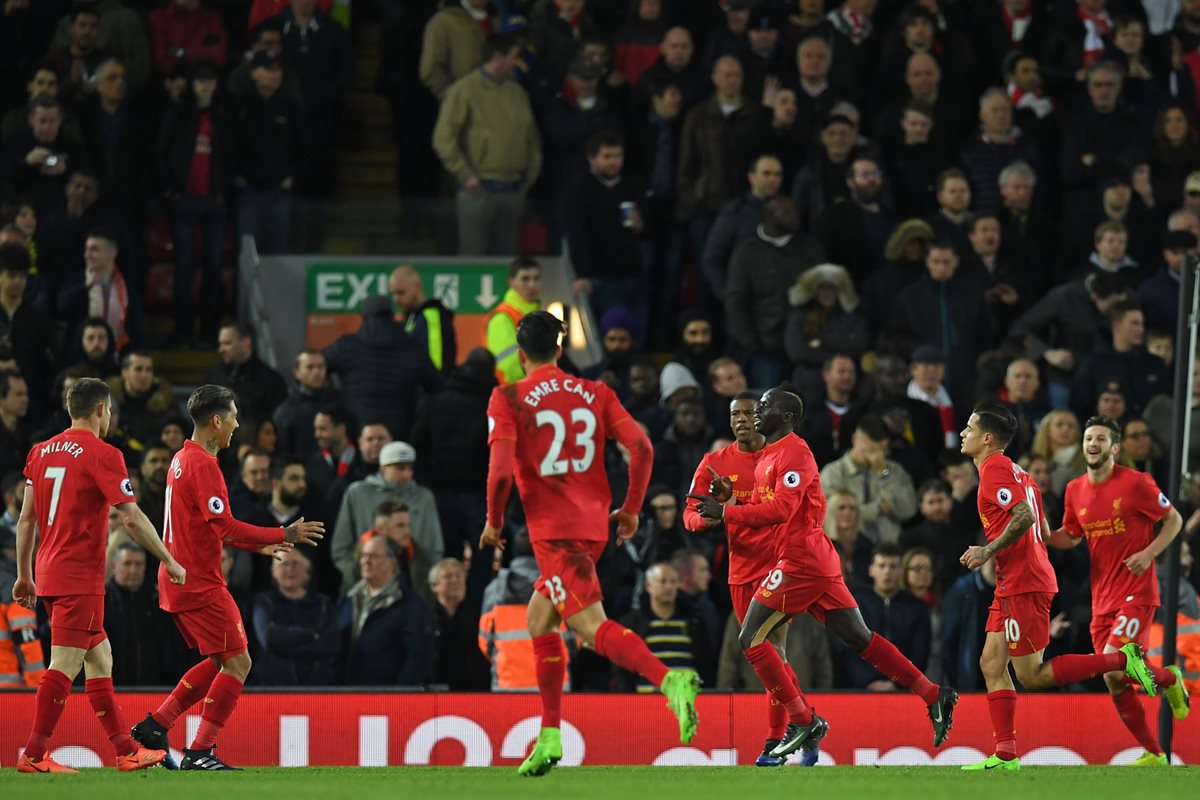 Los jugadores del Liverpool festejan eufóricos el triunfo contra el Arsenal (Foto Prensa Libre: AFP)