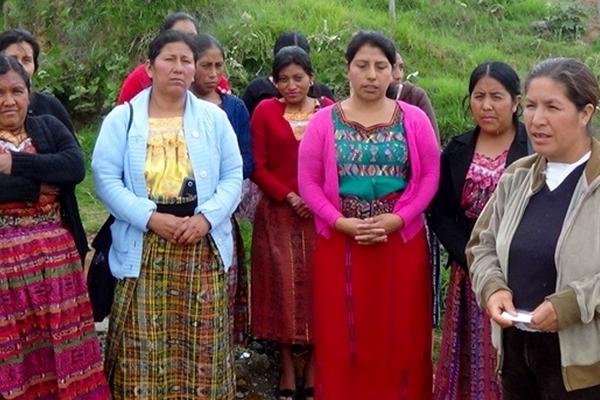 Maestras y madres de familia denuncian el problema que ocurre en la escuela de la aldea San Juan Chiul, Cunen, debido a la construcción de un camino. (Foto Prensa Libre: Óscar Figueroa)