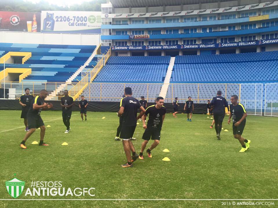 Antigua durante el reconocimiento de cancha en el estadio Cuscatlán. (Foto Prensa Libre: Antigua GFC)