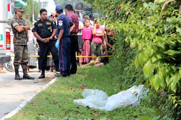 Vecinos de San Juan Chamelco encontraron a una persona desmembrada (Foto Prensa Libre: Eduardo Sam).<br _mce_bogus="1"/>