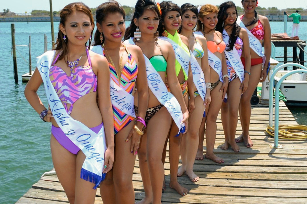 Aspirantes a  Señorita Hada Madrina en Puerto San José, Escuintla, posan en traje de baño. (Foto Prensa Libre: Enrique Paredes)