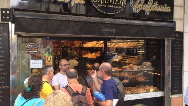 Jesús Cerdán propietario de una panadería en Barcelona expuso sus razones para no seguir el paro a un grupo de manifestantes. ENRIC BOTELLA/BBC MUNDO