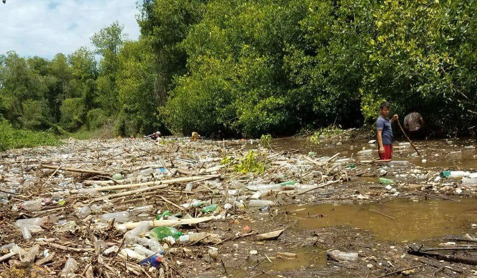 Toneladas de desechos se acumulan en el río Ocosito, en Tres Cruces, Retalhuleu, lo que causas preocupación a vecinos del sector. (Foto Prensa Libre: Cortesía Joel Archila)