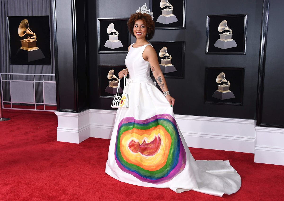 Joy Villa llevó este vestido que llamó la atención no precisamente por ser el mejor atuendo, sino por su mensaje antiaborto. En el bolso se leía la frase "Choose Life" ("Elige la vida"). (Foto Prensa Libre: AFP)