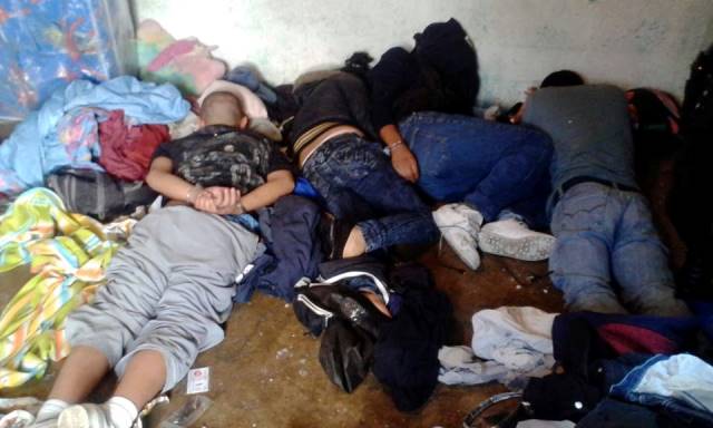 Los capturados fueron engrilletados por agentes de la policía. (Foto Prensa Libre: PNC)