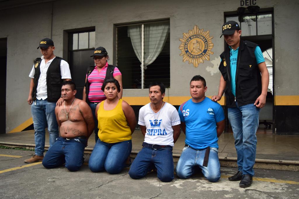 Agentes de la PNC custodian a cuatro presuntos extorsionistas capturados en la ciudad de Escuintla. (Foto Prensa Libre: Enrique Paredes)