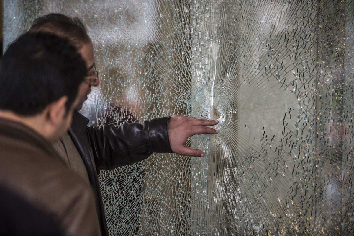 Forenses inspeccionan el área donde ocurrió el ataque. (Foto Prensa Libre: AFP).