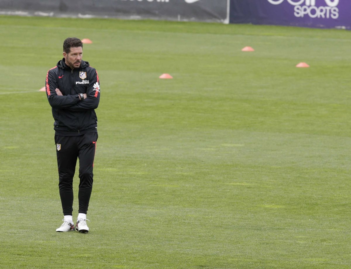 El entrenador del Atlético de Madrid, Diego Simeone, durante el entrenamiento realizado hoy en la ciudad deportiva del Cerro del Espino, en Majadahonda. (Foto Prensa Libre: EFE)