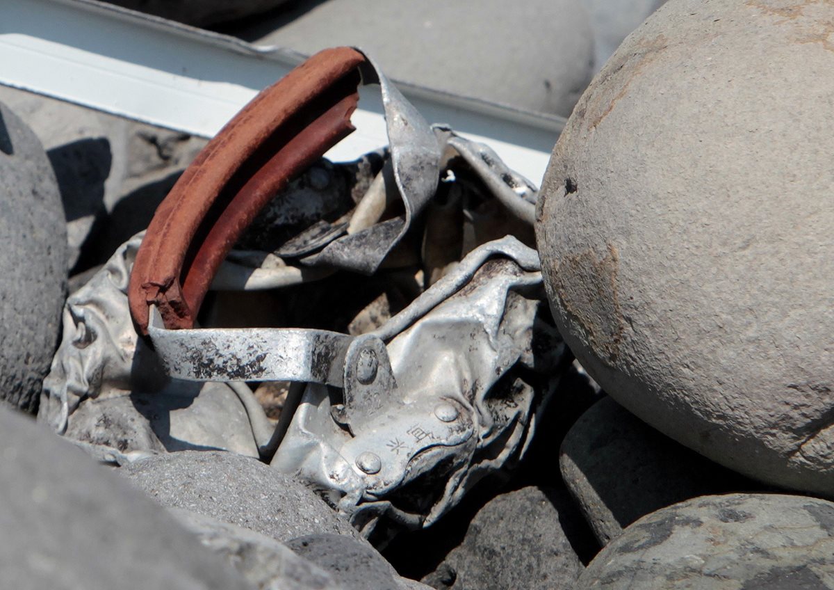 Pieza metálica hallada en la isla francesa La Reunión, que en un principio se creyó que era del misterioso vuelo. (Foto Prensa Libre: AFP).