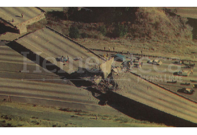 Detalle de la portada de Prensa Libre del 18 de enero de 1994 donde aparece la magnitud de los daños del Terremoto, el puente que conecta las autopistas 5 y 14, parcialmente destruido. (Foto: Hemeroteca PL)