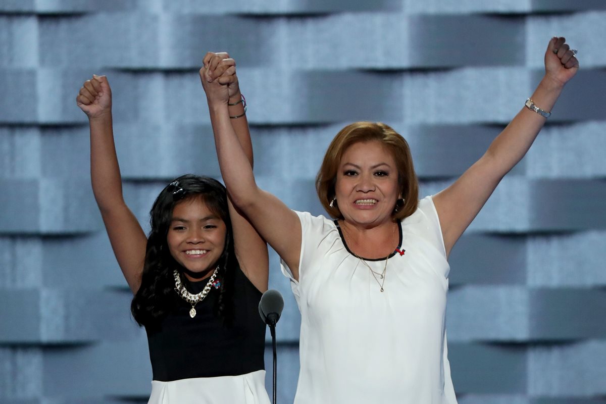 Karla Ortíz, 11, junto a su madre Francisca Ortiz, en el comienzo de la Convención Demócrata. (Foto Prensa Libre: AFP).