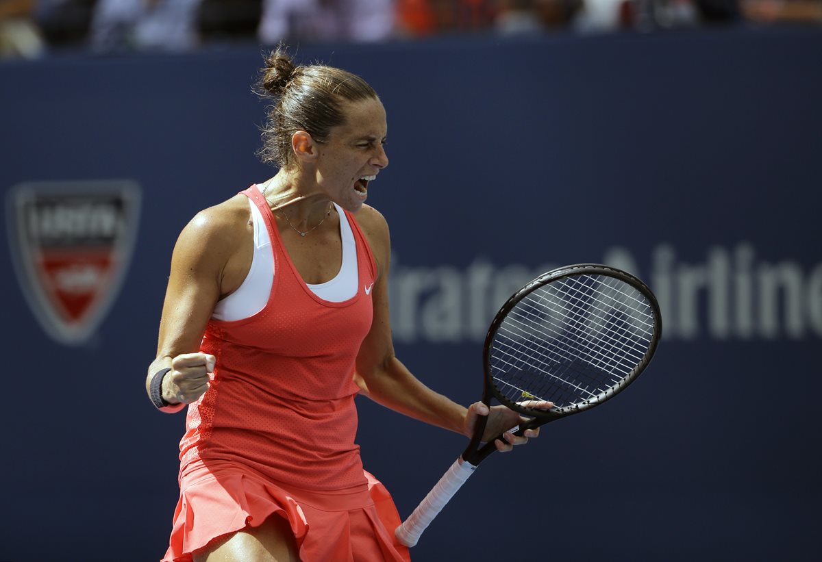 Vinci festeja con euforia tras vencer a Serena Williams en las semifinales del US Open. (Foto Prensa Libre: AFP)