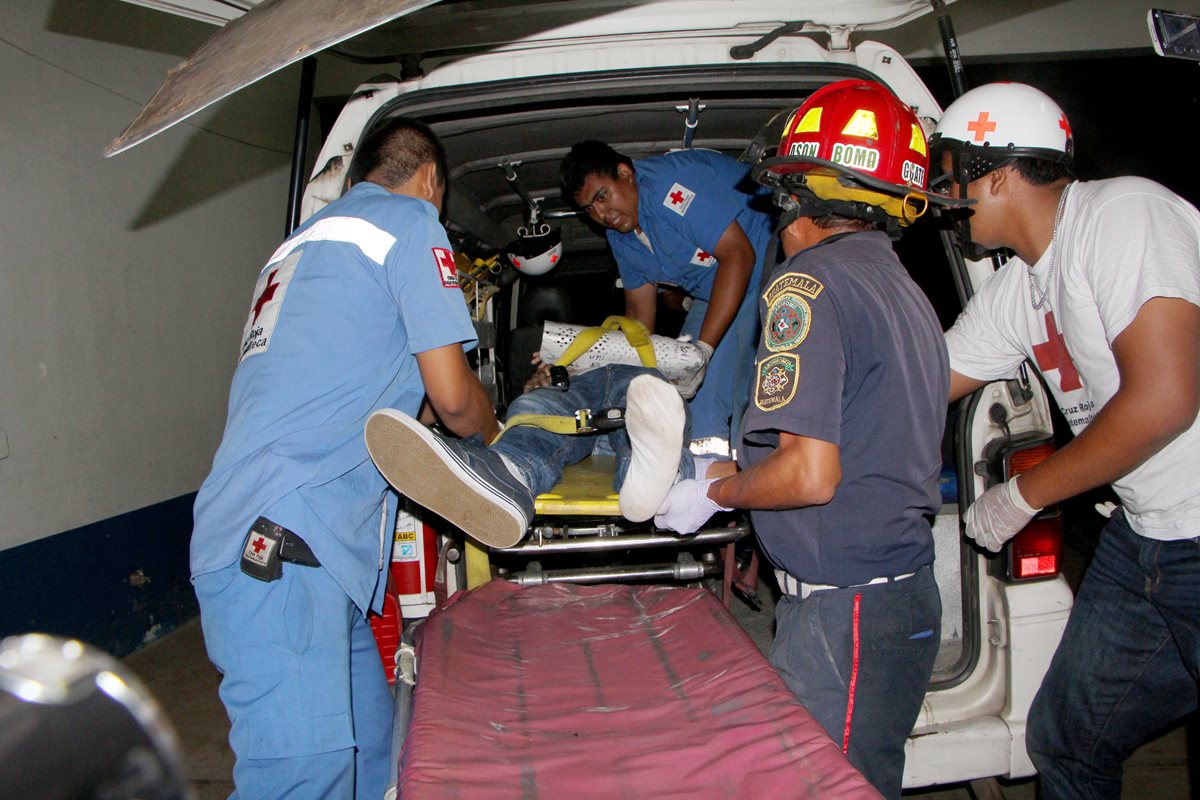 Socorristas trasladan a Kevin José Paz Ralda al centro asistencial. (Foto Prensa Libre: rolando Miranda)